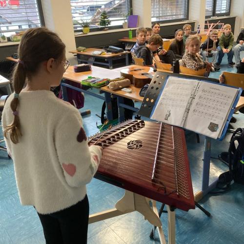 Weihnachtsfeier der 1a in Musik - Theresa spielt Hackbrett