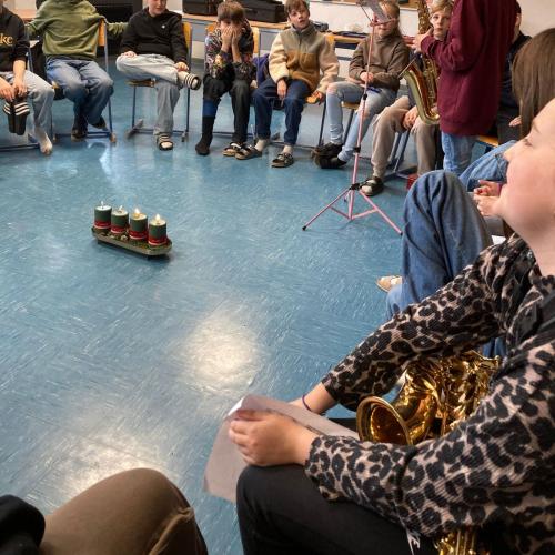 Weihnachtsfeier der 1a in Musik - Felix spielt Saxophon