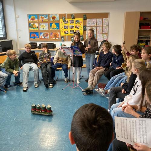 Weihnachtsfeier der 1a in Musik - Flötenspiel