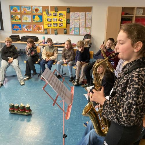 Weihnachtsfeier der 1a in Musik - Laura spielt Saxophon