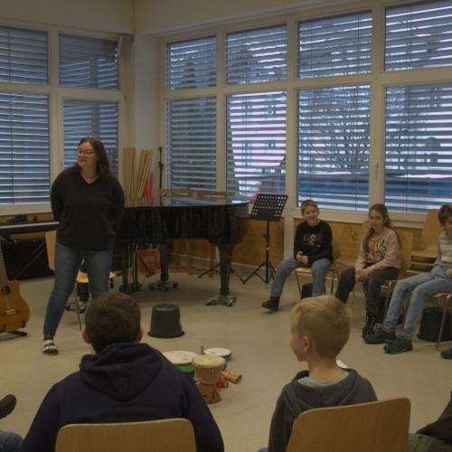 Schüler:innen und Volksschulkinder beim Musizieren