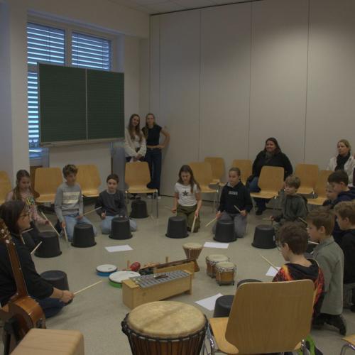 Schüler:innen und Volksschulkinder beim Musizieren