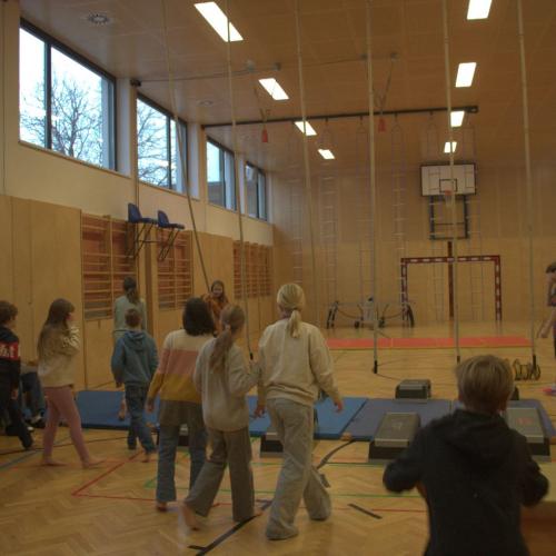 Schüler:innen und Volksschulkinder im Turnsaal