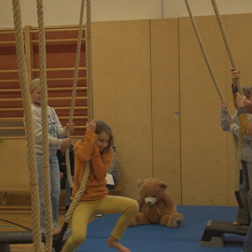 Schüler:innen und Volksschulkinder im Turnsaal