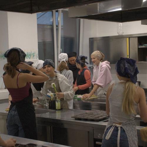 Schüler:innen beim Kochen