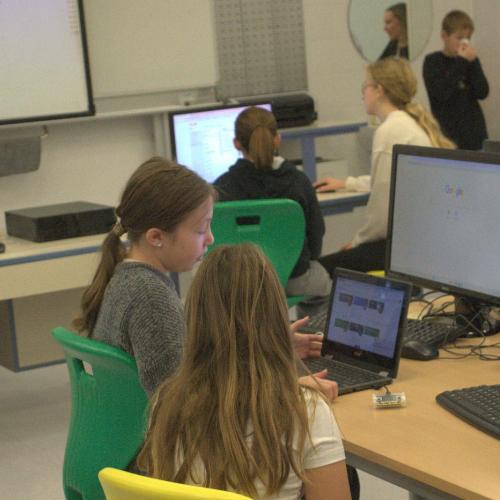 Schüler:innen und Volksschulkinder an den Computern
