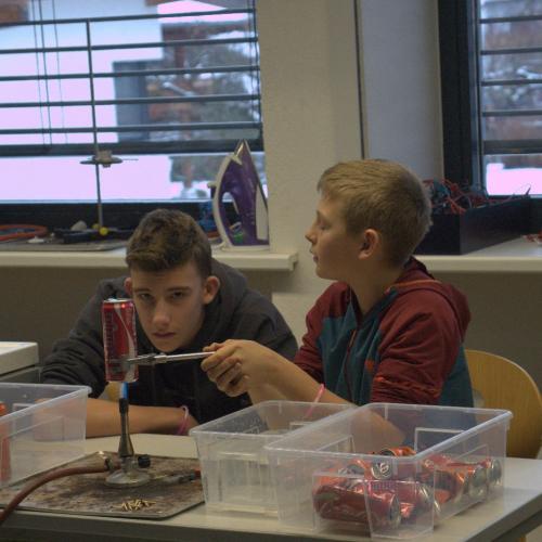 Schüler:innen und Volksschulkinder beim Experimentieren