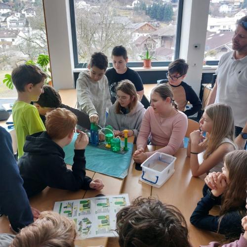 SchülerInnen bekommen das Pumpspeicherkraftwerk erklärt