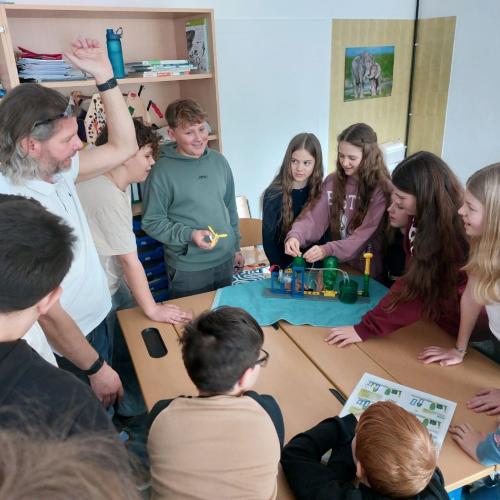 SchülerInnen testen das Pumpspeicherkraftwerk