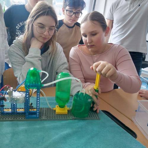 SchülerInnen testen das gebaute Pumpspeicherkraftwerk