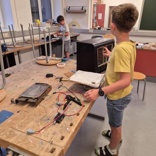 Elias bei der Verkabelung