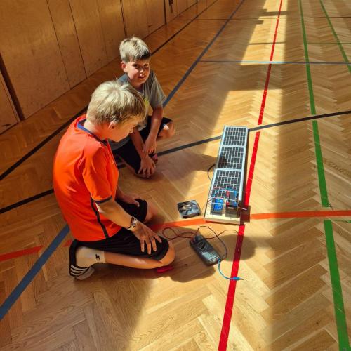 Erste Tests mit dem Solarkraftwerk im Turnsaal