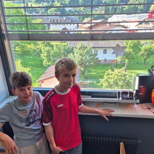 Das Balkonkraftwerk in der 1b - erste Versuche laufen...