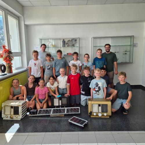 Die Arbeit kann sich sehen  lassen! Die fertigen Produkte samt Projektgruppe. 2