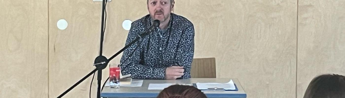 Markus Koshuh bei seinem Auftritt in der Aula