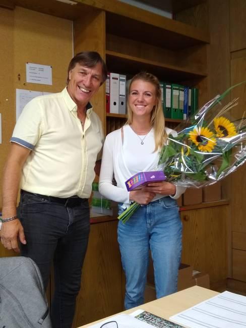 Direktor Steinbacher gratuliert Sarah Horky zum 30. Geburtstag