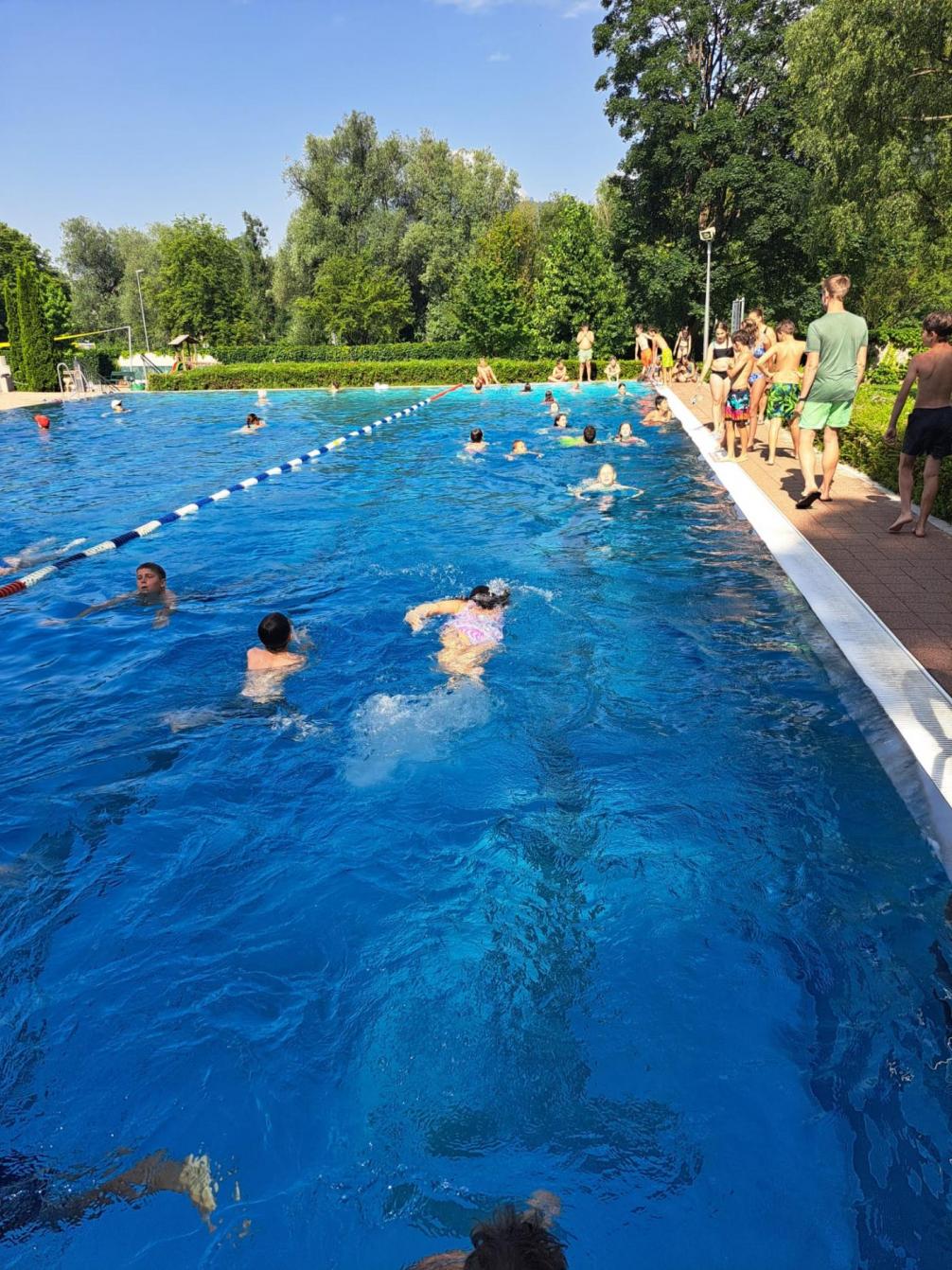 SchülerInnen beim Schwimmen
