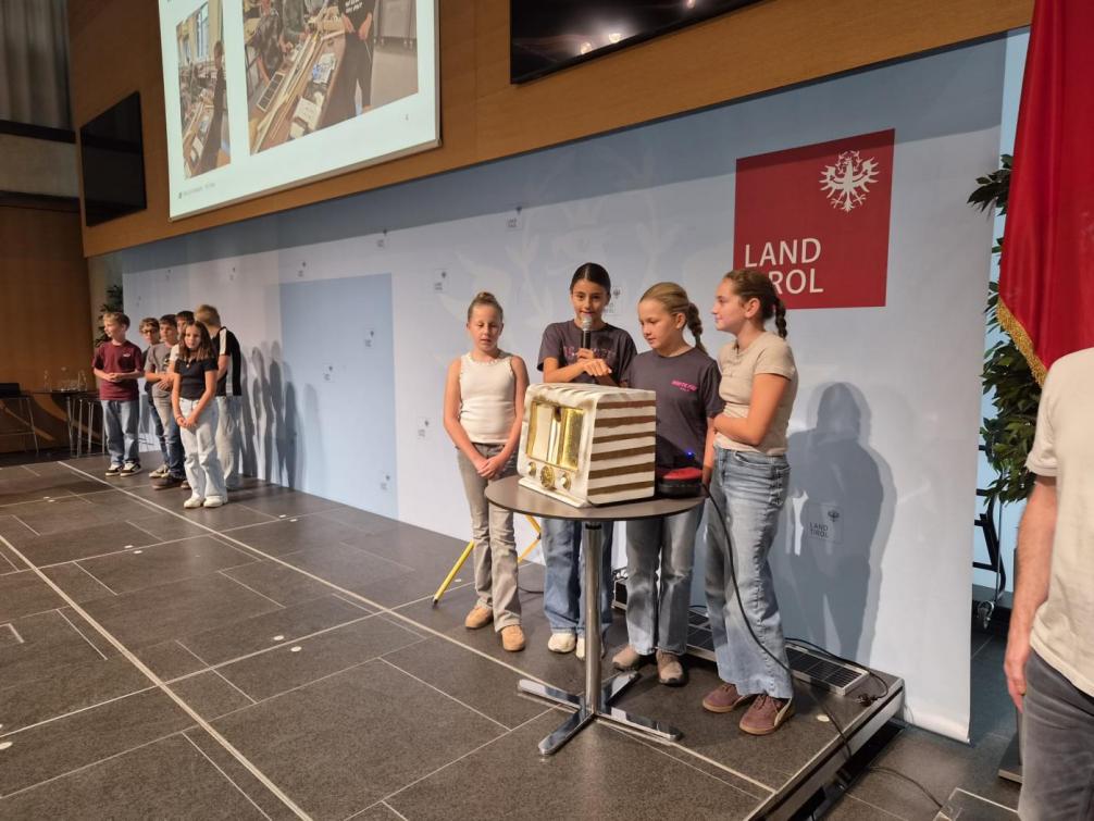 Schüler:innen bei der Präsentation