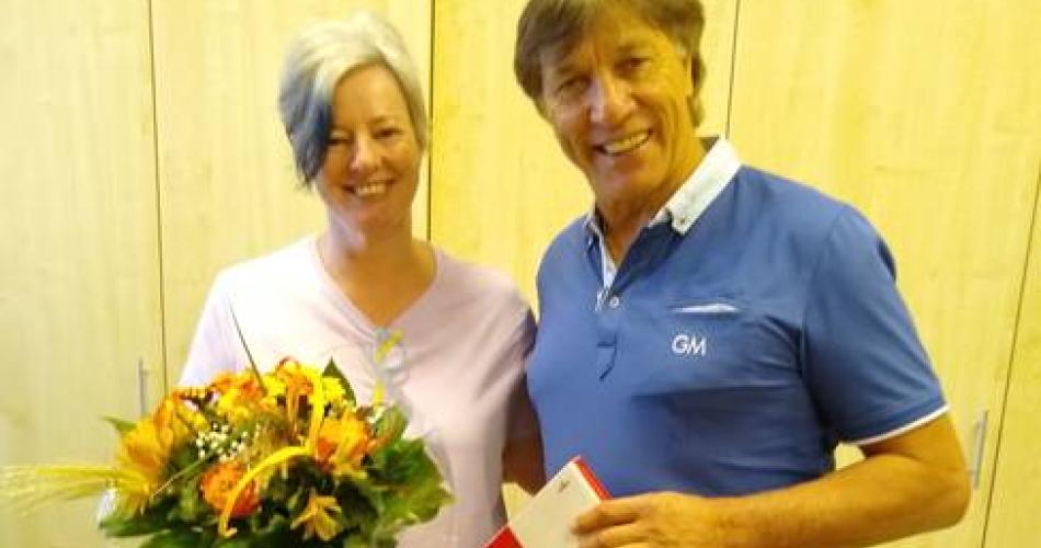Direktor Steinbacher gratuliert Evi zum 50. Geburtstag
