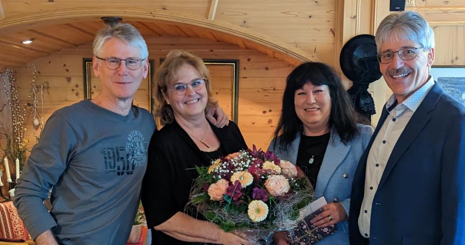 Marikka mit Direktor Dietmar Auckenthaler, Direktor Stellvertreter Manfred Gossner und Lehrerin Elisabeth Wannenmacher