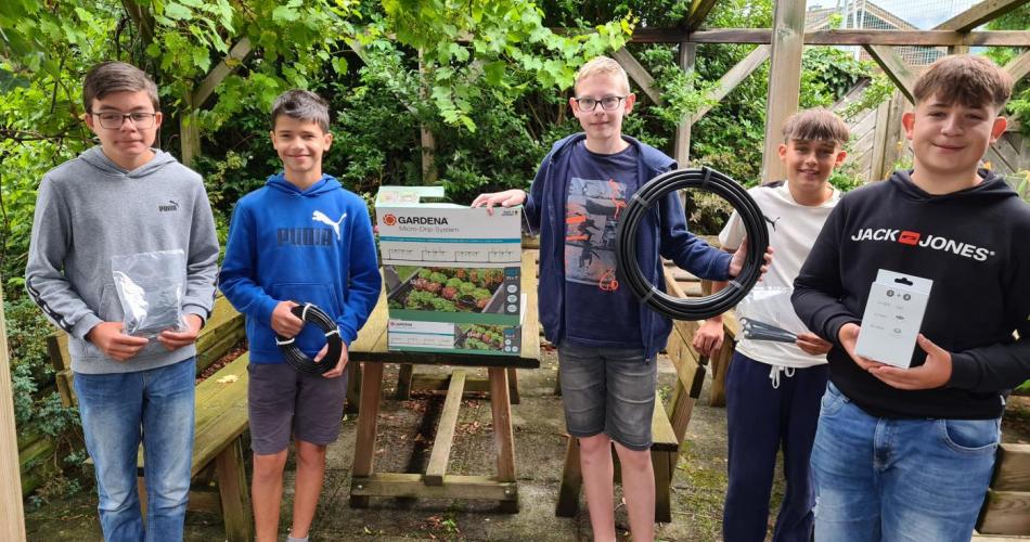 Schüler mit Sponsorprodukten von Gardena