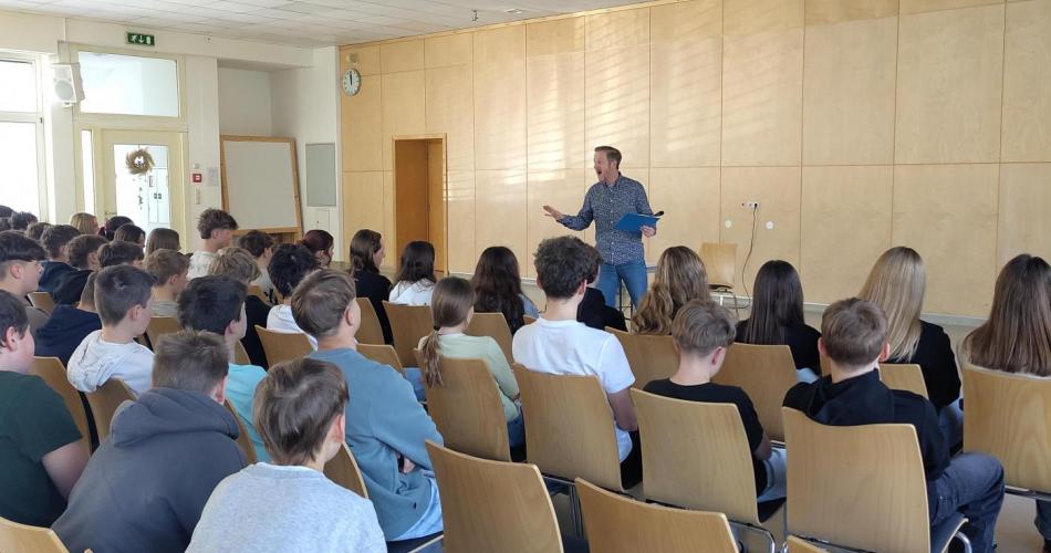 Markus Koshuh bei seinem Auftritt in der Aula