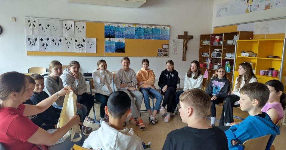 Seminarbäuerin Verena Müssigang erklärt - die SchülerInnen sitzen im Sitzkreis