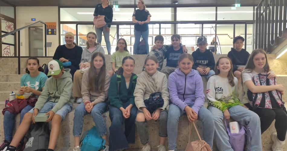 Die Kinder in der Uni Innsbruck kurz vor dem Vortrag bei einer kleinen Stärkung