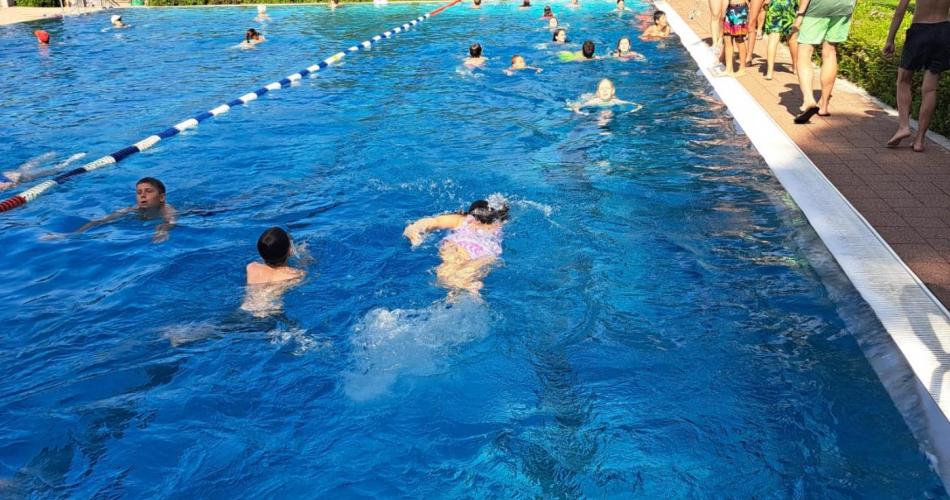 SchülerInnen beim Schwimmen