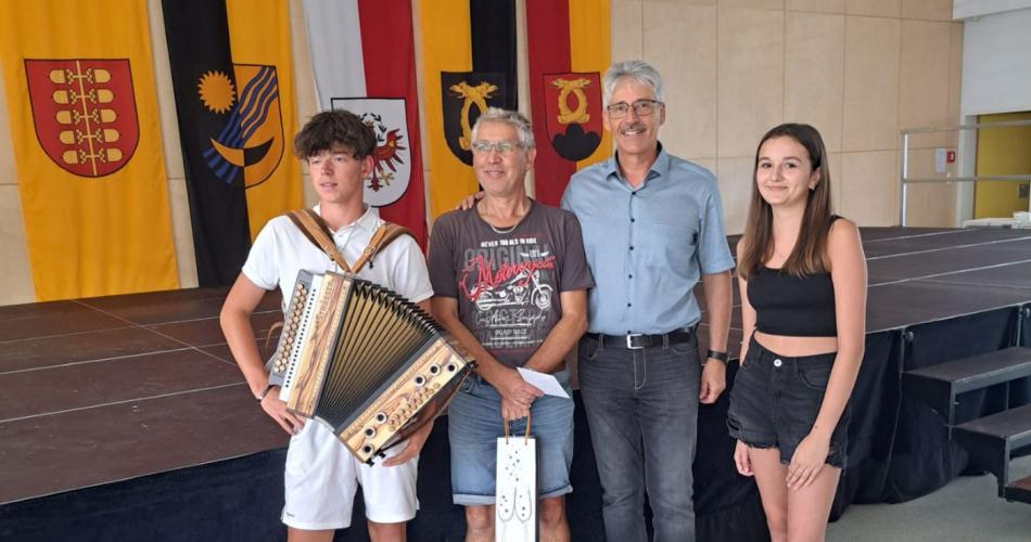 Martin mit Direktor, Schulsprecher und Vize-Schulsprecherin