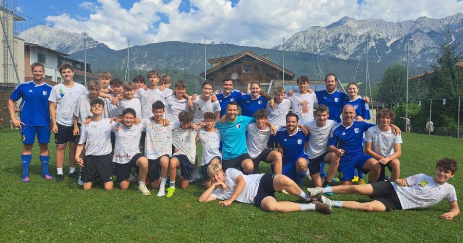 Gruppenfoto aller FußballspielerInnen