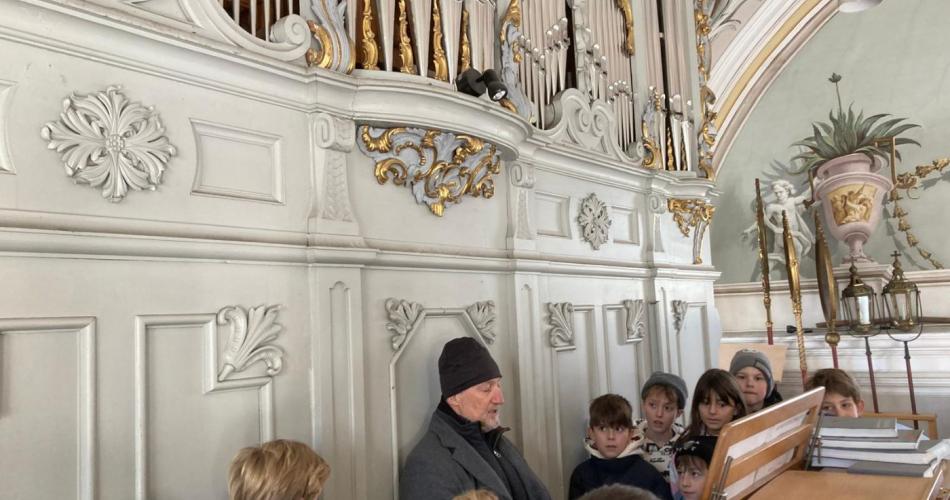 SchülerInnen hören gespannt die Orgeltöne 2