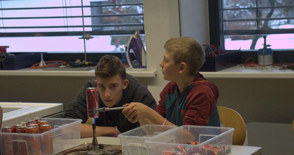 Schüler:innen und Volksschulkinder beim Experimentieren