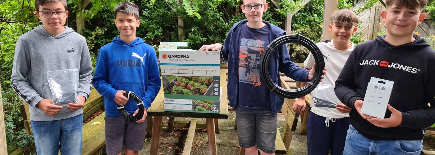 Schüler mit Sponsorprodukten von Gardena