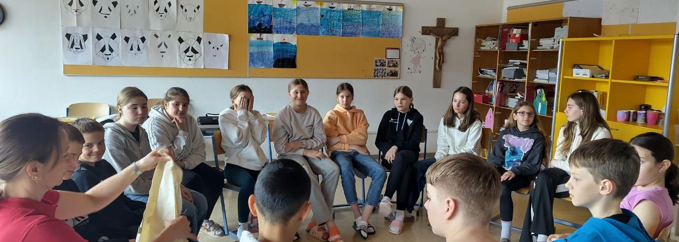 Seminarbäuerin Verena Müssigang erklärt - die SchülerInnen sitzen im Sitzkreis