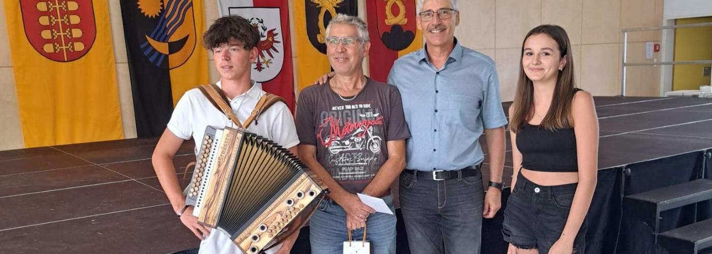 Martin mit Direktor, Schulsprecher und Vize-Schulsprecherin