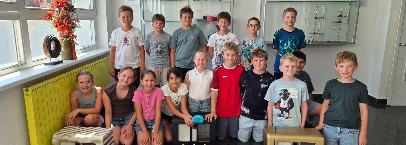 Die Arbeit kann sich sehen  lassen! Die fertigen Produkte samt Projektgruppe.