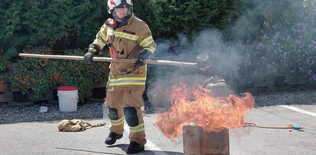 SchülerInnen bei der Feuerwehr SchülerInnen bei der Feuerwehr