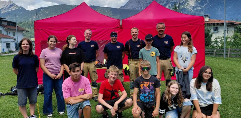 SchülerInnen bei der Feuerwehr SchülerInnen bei der Feuerwehr