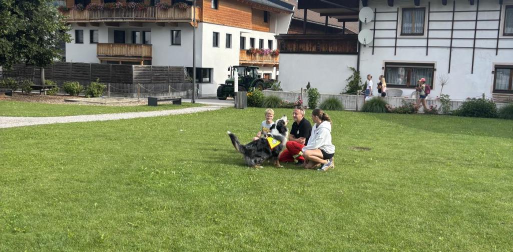 Schüler auf Motorrad der Motorradstaffel SchülerInnen bei der Rettungshundebrigade