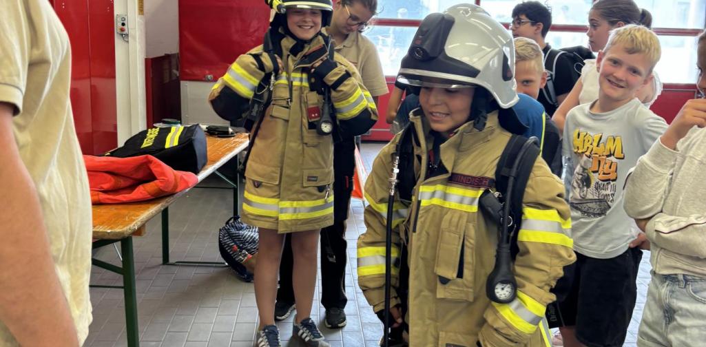 SchülerInnen bei der Feuerwehr SchülerInnen bei der Feuerwehr