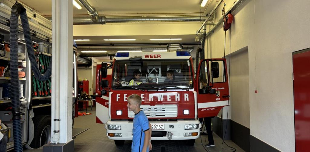SchülerInnen bei der Feuerwehr SchülerInnen bei der Feuerwehr